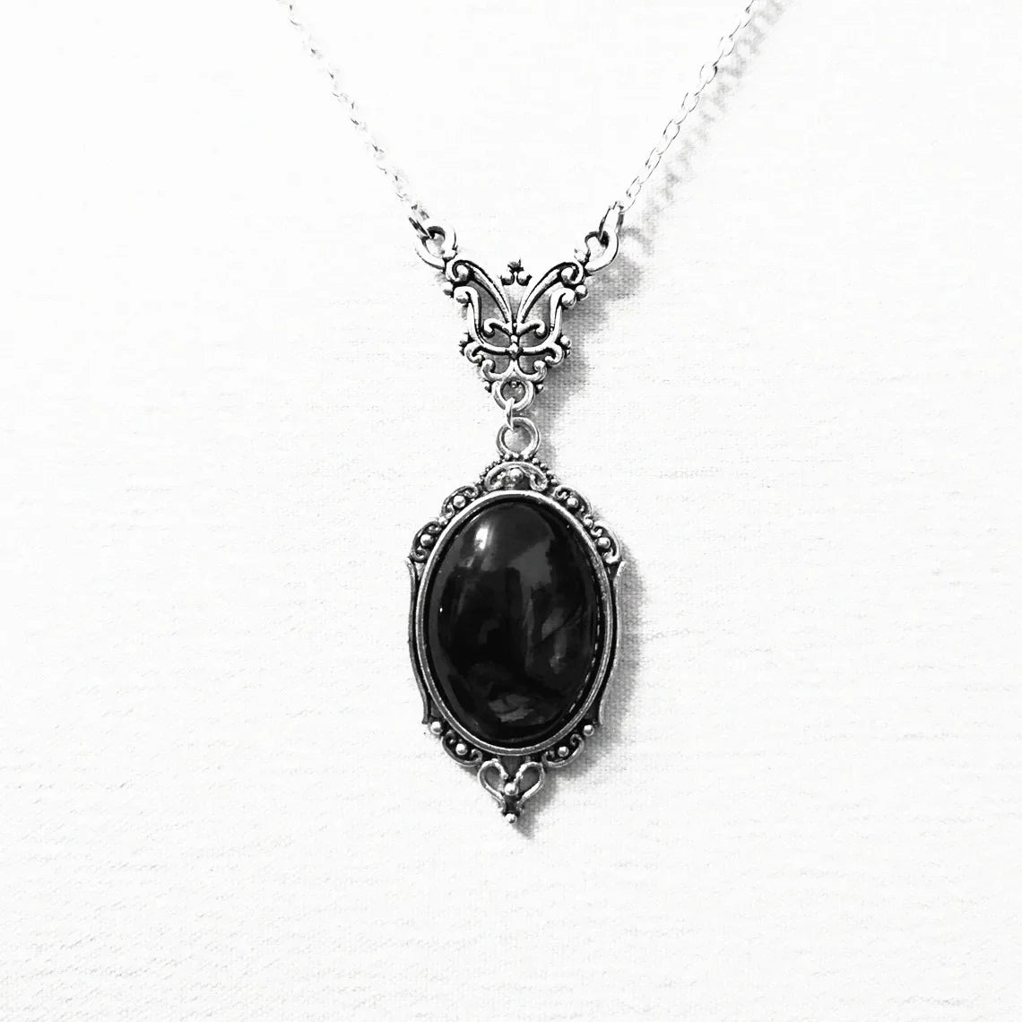 Navori Gothic Choker Necklace — Dark Romance for the Fearless